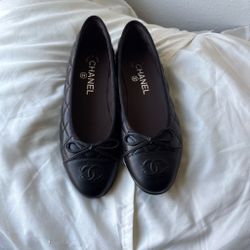 Black quilted leather ballet flats size 7 women’s (37)