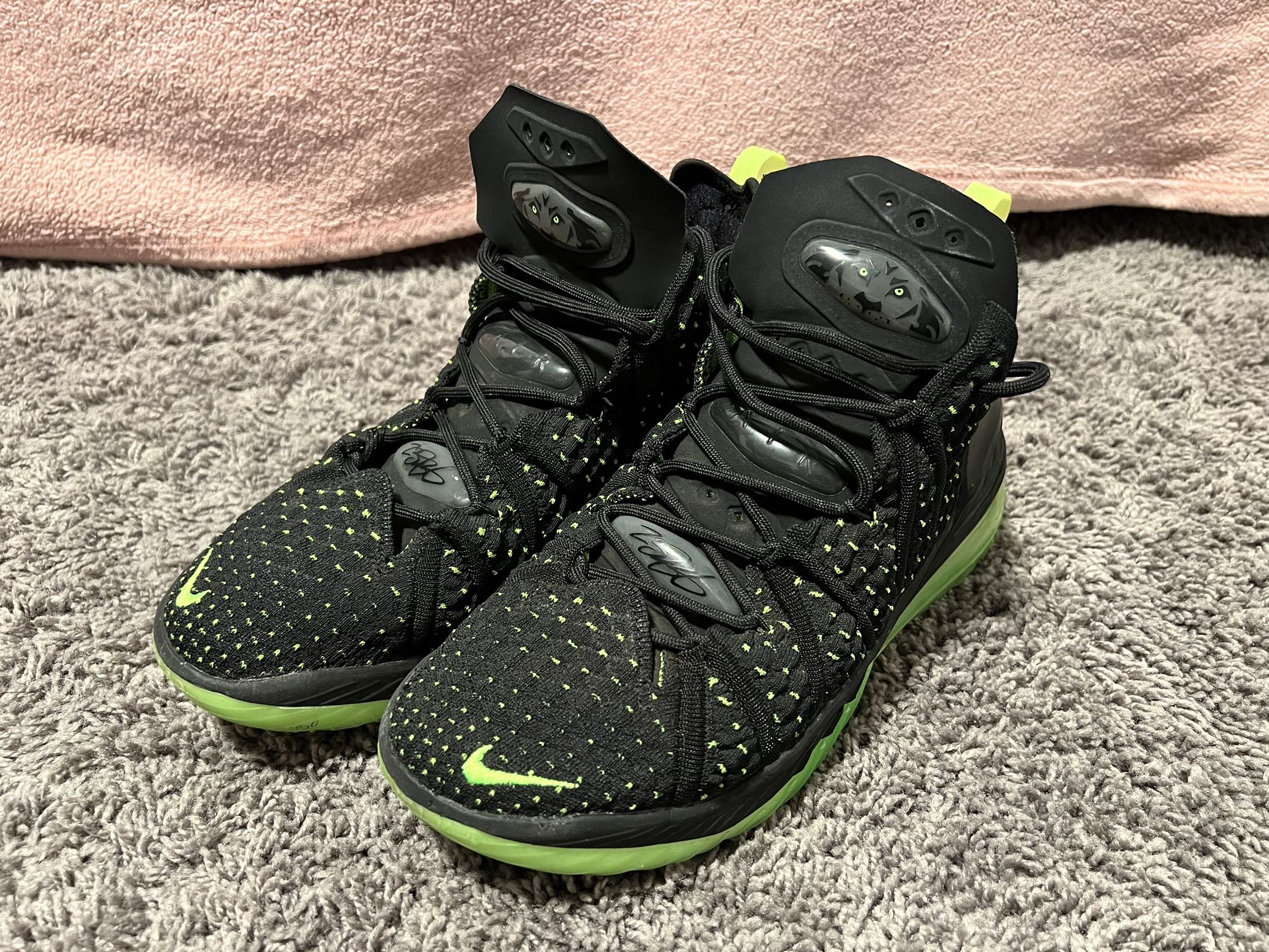 Almost New | Size 8.5 | Nike LeBron XVIII 18 Dunkman black Electric Green