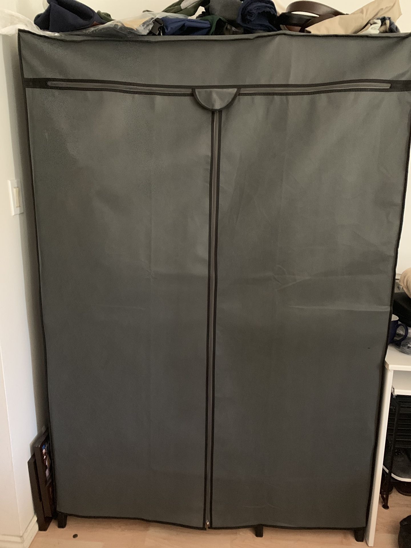 Portable closet with shelving