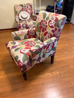 Like new  QUALITY CHAIRS PIER ONE IMPORTS.