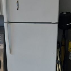 Refrigerator Ge Good Condition Please Text 