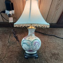 BEAUTIFUL VINTAGE  TABLE LAMP WITH LOTS OF COLORS  WITH STAND 