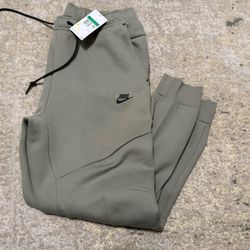 Brand New Men’s Tech Fleece Joggers Size XL