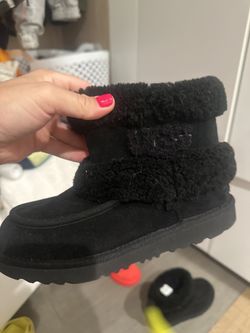 new uggs boots black size 4
