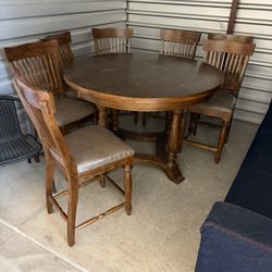 Table With 7 Chairs Very Good Condition 