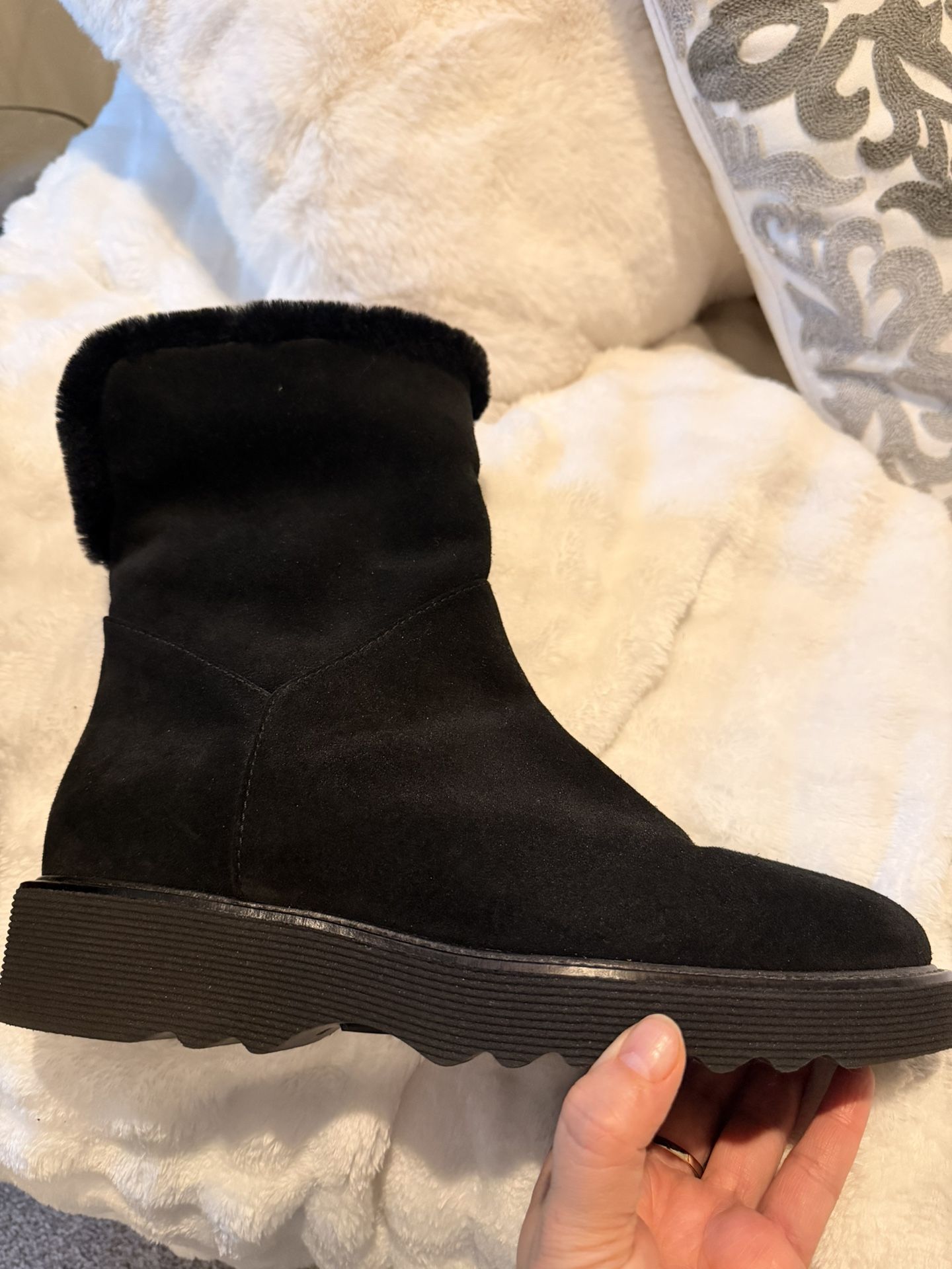 Auquatalia Women's Suede Faux Fur Collared Flat Boots: Size 8.5