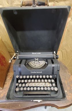" Antique " Underwood DeLuxe Leader Portable Typewriter With Case  EXCELLENT CONDITION
