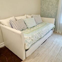 White upholstered daybed with trundle +2 twin mattresses