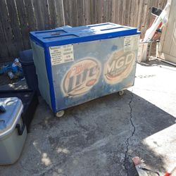 Large Cooler For Events, It Has Wheels And A Hole For An Umbrella. 