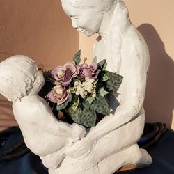 Estatua De Madre Y Hijo 