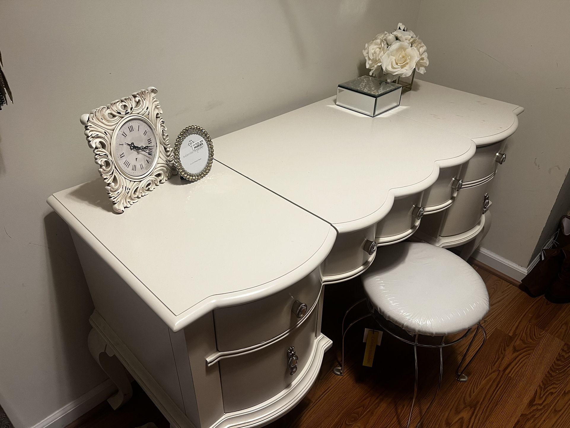 ✨ Vintage Cottage/Victorian Vanity Desk + Stool – $200 ✨