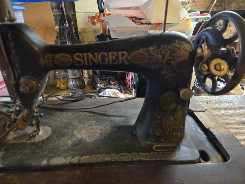 1920 Singer Sewing Machine W/Table