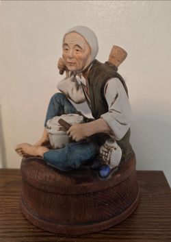Empty EGG SELLER Lionstone Sculptured ,Empty Vintage Whiskey Decanter. 4/5 QT Rare