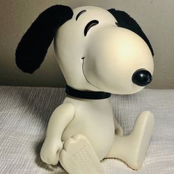 VINTAGE 8” Snoopy Plastic Figure 1(contact info removed) Peanuts - Knickerbocker Toy Company