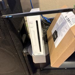 Complete rarely used Nintendo Wii system with 26 games in DVD case, it can play backup games.