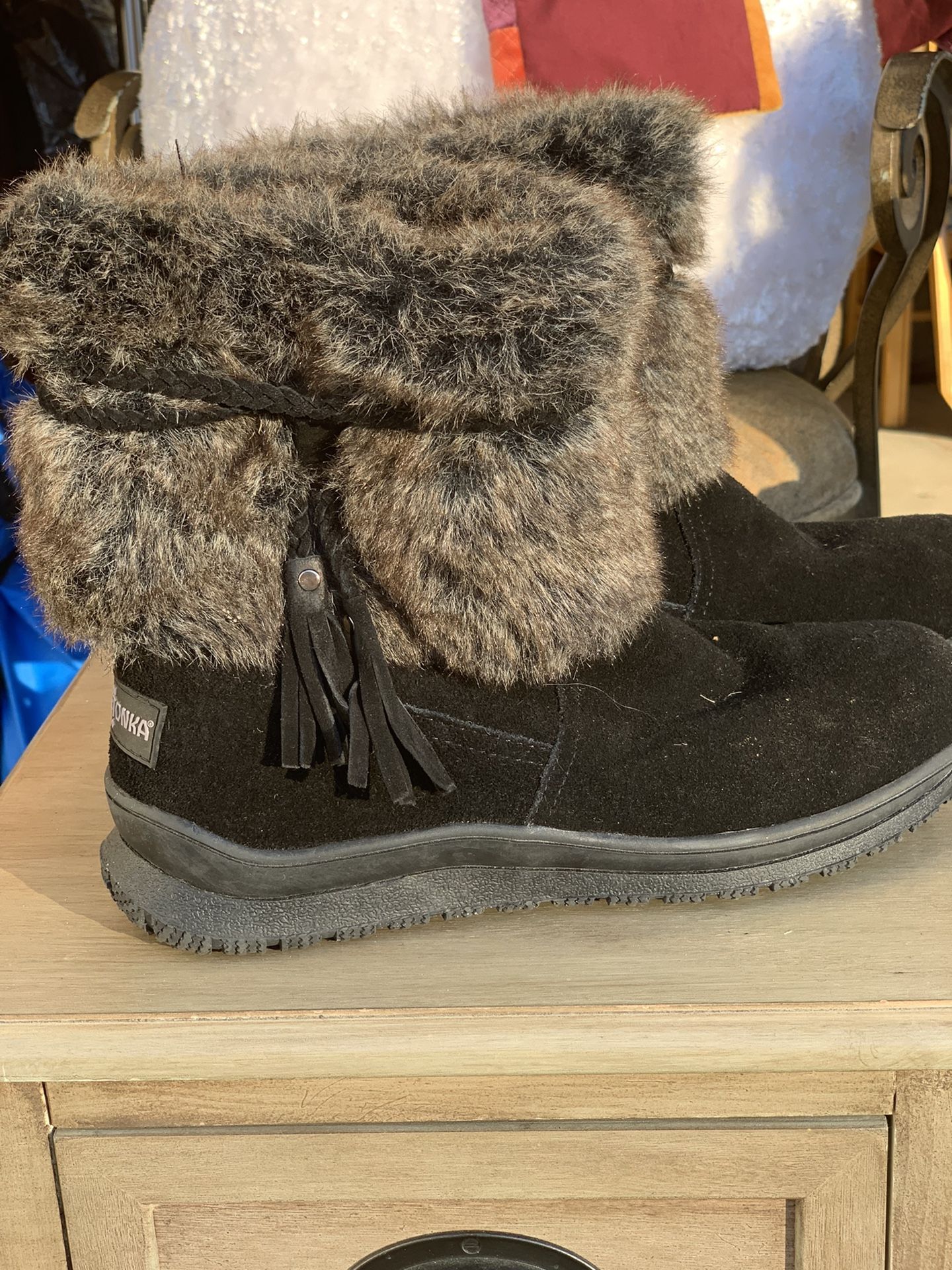 Minnetonka Fur Lined Ladies Boots 