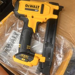 BRAND NEW DEWALT DCN701  (2)20v Max Cordless Cable Stapler Kit
