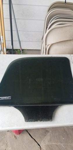 2001 - 2006 chevy tahoe rear window and motor assembly and door handdle. $20 dollers for window $10 dollers for motor and$5 dollers door handle.