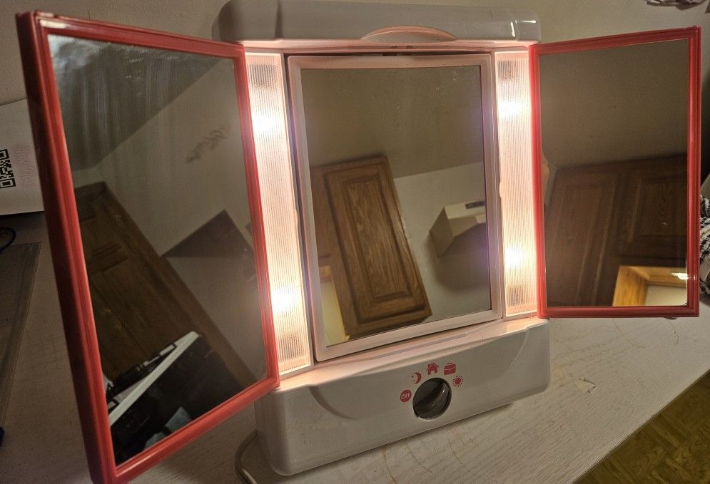 Pink Conair Lighted Magnified Makeup Mirror Barbie 4 Setting