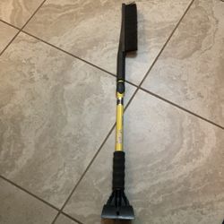 Snow Brush & Ice Scraper – Extendable