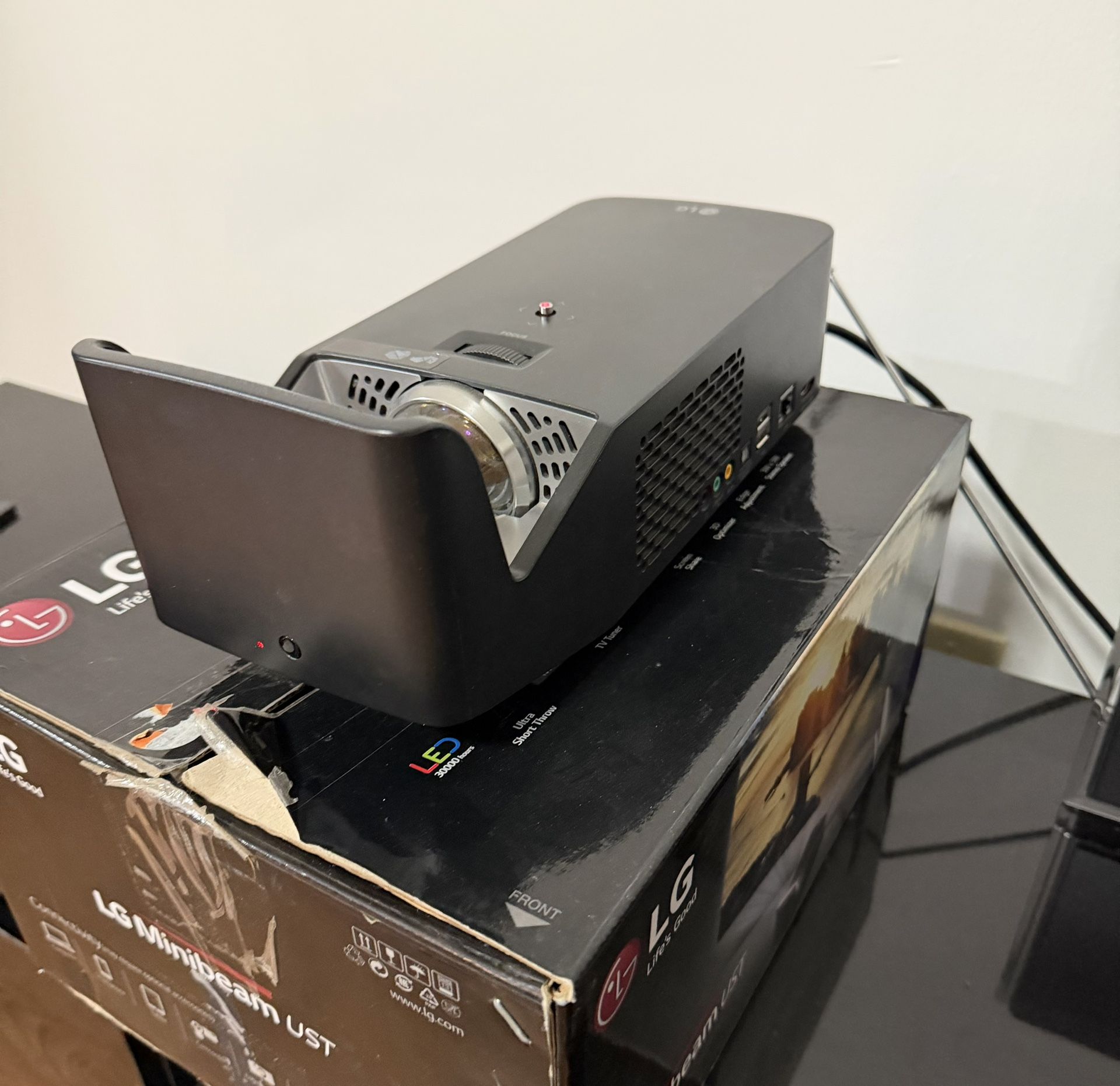 Lg Cinebeam Ultra Short LED 3-D projector LG PF1000U Projector With Remote