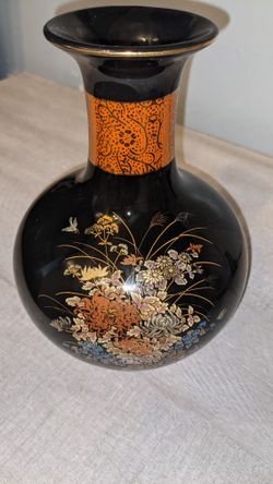 Ceramic Vase With Flower Detail 