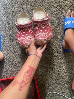 Mens size 9 Crocs Classic Clogs Red Fair Isle Print