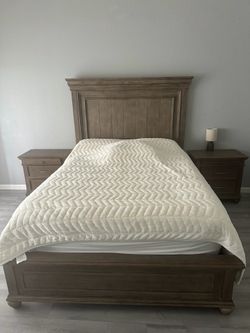 Queen bed with Mattress and box spring