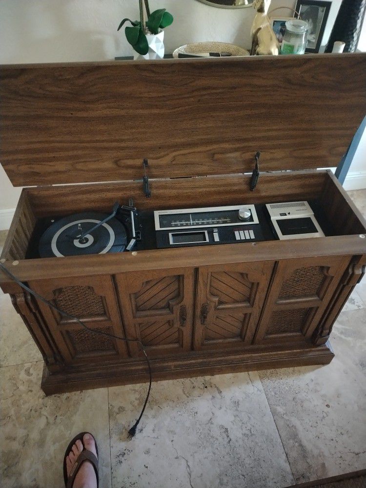 1960s Original Magnavox stereo Cabinet