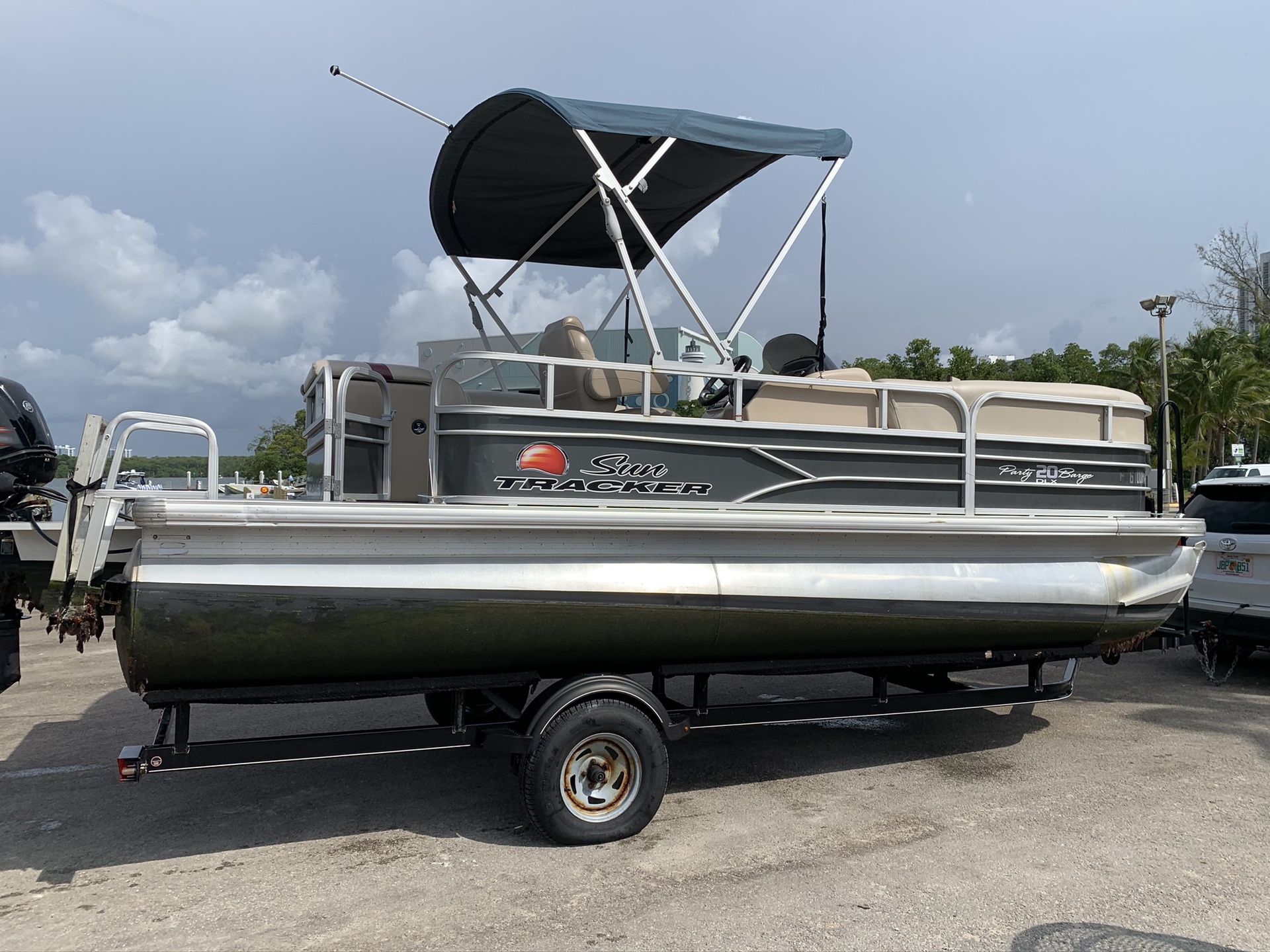 2016 Pontoon Sun tracker - boat sale