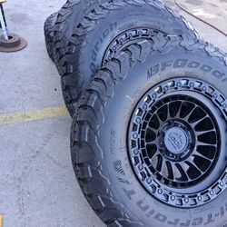 Vendo Un Set De Rines Con Llantas 265/70R17 BFGoodrich  Instaladas Y Balansiadas Co 80% De Vida 
