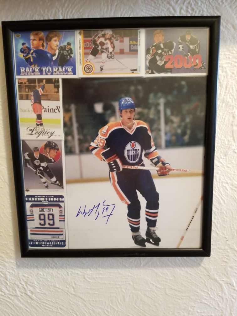AUTOGRAPHED WAYNE GRETZKY PICTURE WITH CARDS