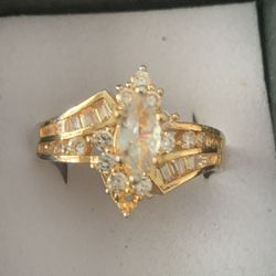 Very Pretty Stylish Gold Colored Ring w/ Clear Stones
