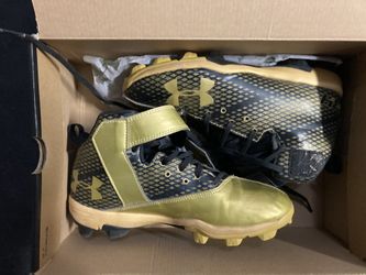 Youth Under Amor Baseball Cleats Size 4Y
