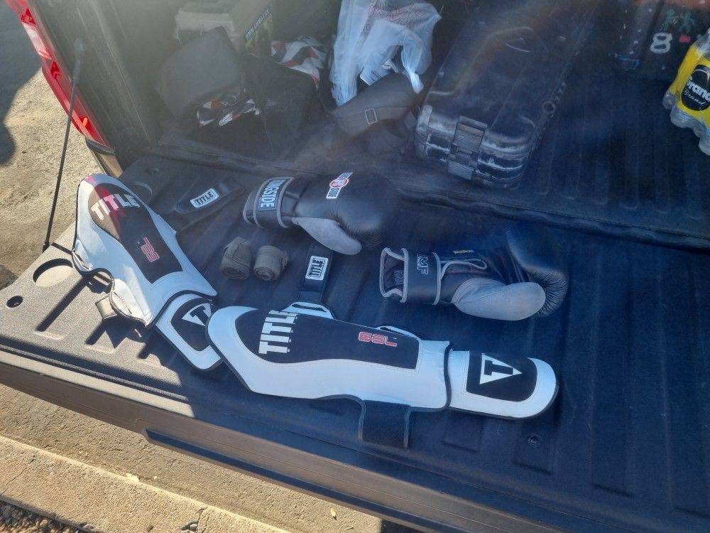 Muay Thia/ Kickboxing Gear- NEVER USED
