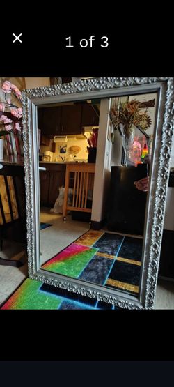 SPECTACULAR MIRROR... LOVELY DETAILING ON BEAUTIFUL FRAME 