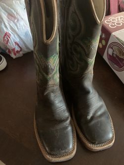 Boy boots size 4