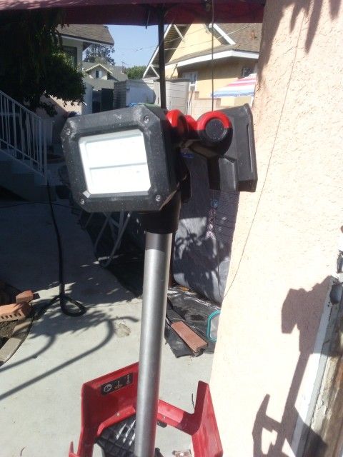 Milwaukee Light led Tower And 2 Batteries