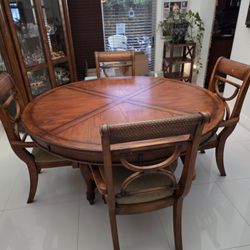 Dinning Table With 4 Year All Wood And Curio China Cabinets 6 Pieces In All Solid Wood Great Condition 