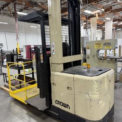  Crown Lift Order Picker Forklift Model SP3020-30 