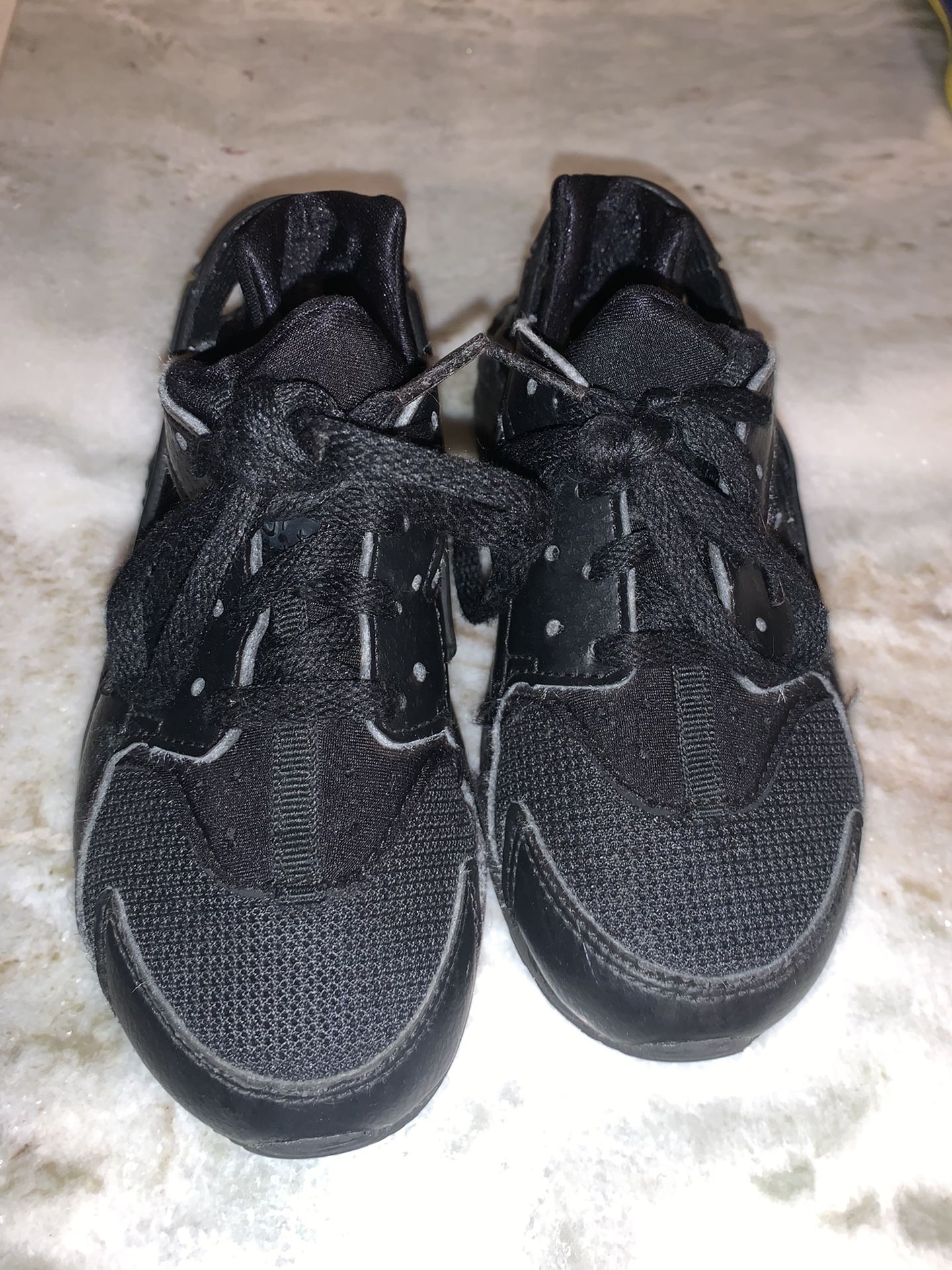 Nike Huraches Boys 12