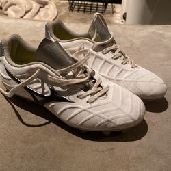 Kids Soccer Like New Cleats Size 4