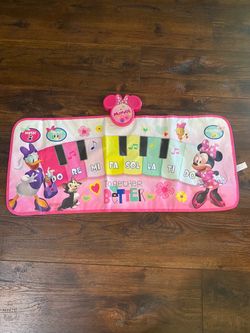 Minnie Mouse piano steeping mat
