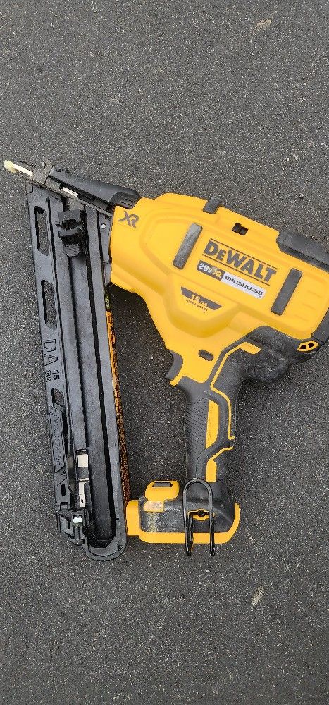 REDUCED Dewalt 20v Angled Finish Nailer
