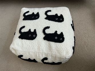 Ottoman 20”x20” cat pattern cushion