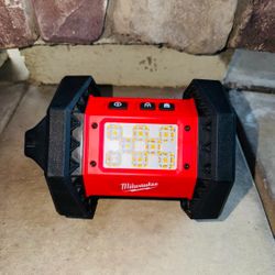 Milwaukee M18 ROVER 18-Volt Lithium-Ion Cordless 1500 Lumens LED Flood Light (Tool-Only)