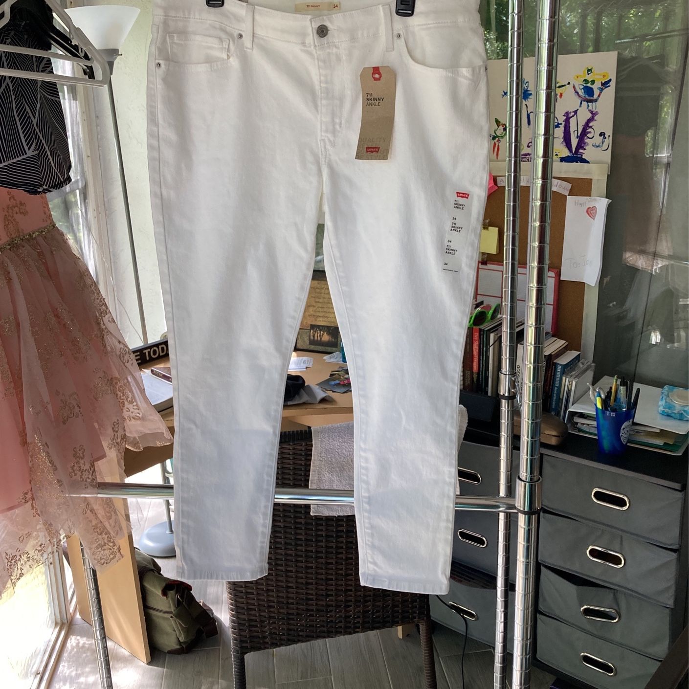 NWT Levi’s / Levi 711 Skinny Ankle / 34 / White / Tag Reads $59.50 I’m asking $20