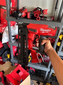 Milwaukee M18 FUEL 16-Gauge Angled Finish Nailer