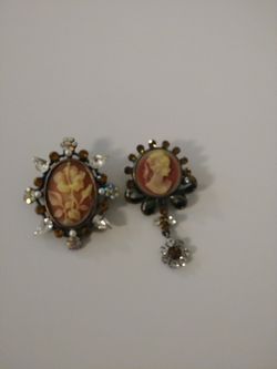 Set of 2 vintage Victorian-style broche pins