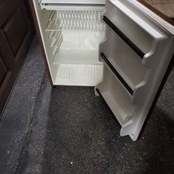Fridge Sanyo Small. Good for Garage Or Basement